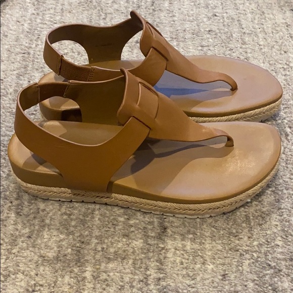 VINCE sandals. - Picture 2 of 3